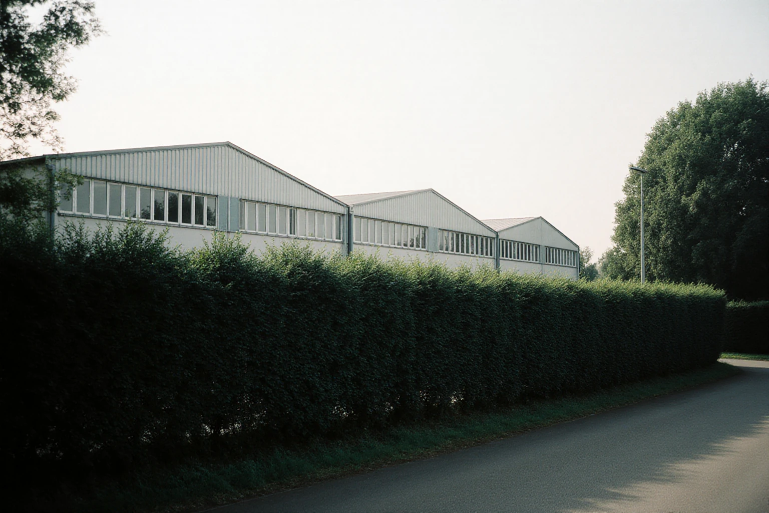 Gewerbeareal mit mehreren Bestandsgebäuden und Hof